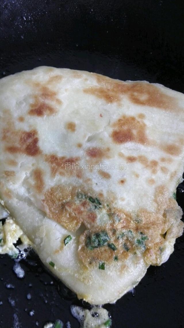 翻面儿，小火等到饼面起颜色，再翻面，来回几次，鸡蛋熟了就可以出锅了