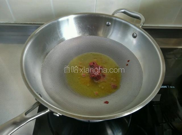 锅中放适量油，小火煸香郫县豆瓣酱