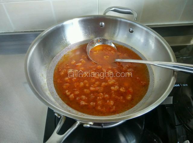 加入清水，水量差不多和豆腐齐平，不宜过多