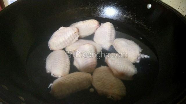 放到冷水锅加热去血水除腥味。