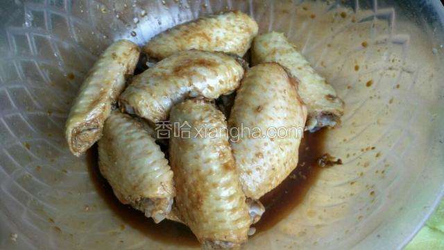 水开5分钟后捞起控，用料酒，生抽，醋，盐腌15分钟。