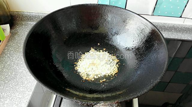 热锅凉油下入蒜末炒至微黄加入白胡椒粉和少许盐，放凉备用