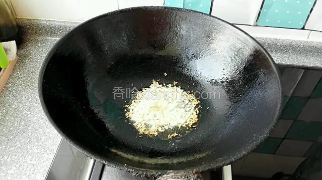 热锅凉油下入蒜末炒至微黄加入白胡椒粉和少许盐，放凉备用