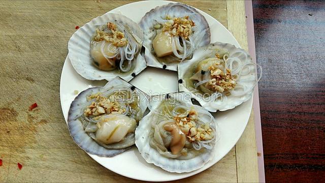 放入少许粉丝和炸熟蒜末
