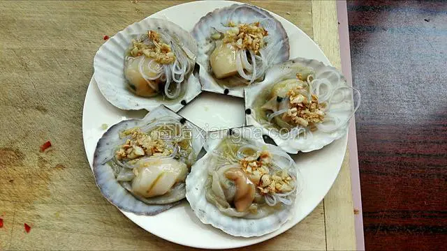 放入少许粉丝和炸熟蒜末