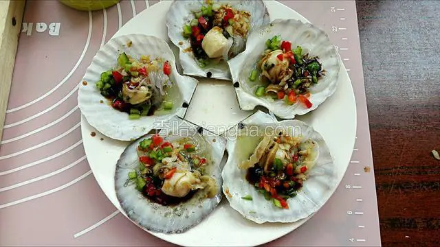出锅后淋入调味汁和青红椒碎点缀一下即可享用