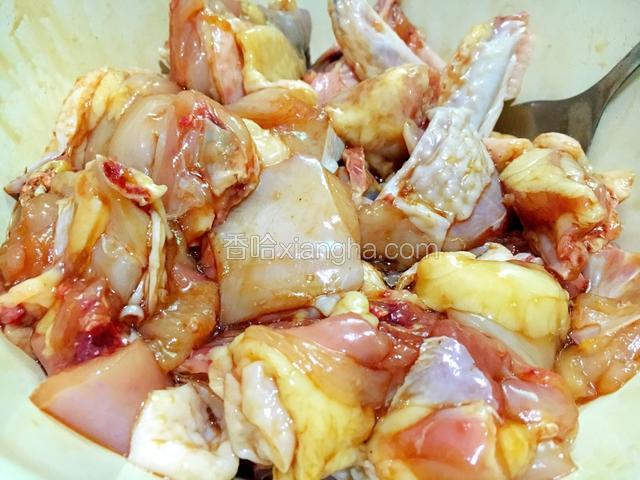 鸡肉处理干净剁成块状，用适量盐，2勺生抽、2勺蚝油，1勺料酒腌制半小时左右。