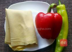 青椒炒豆腐皮的做法图解1