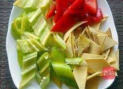 青椒炒豆腐皮的做法图解2