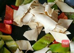 青椒炒豆腐皮的做法图解6