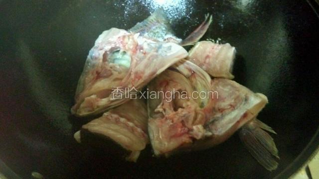 热锅不油，油开后撒少量盐在锅底，放入鱼块，