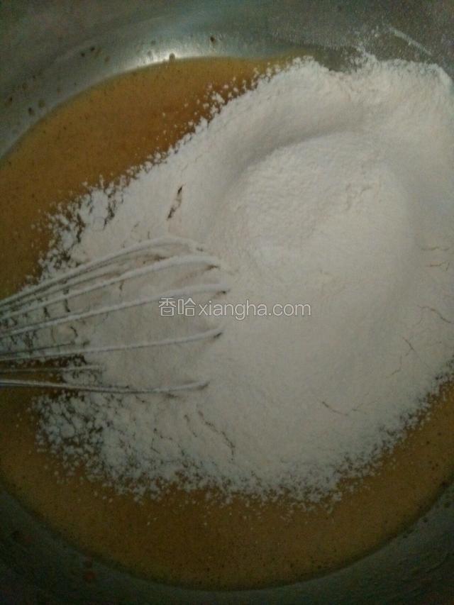 加入过筛的粉类拌匀。