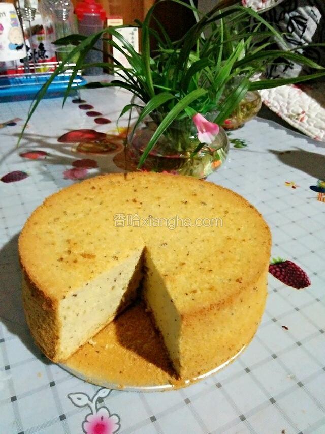 出炉震一下马上倒扣冷却至少一小时以上再脱模。