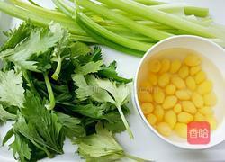 白果炒芹菜的做法图解1