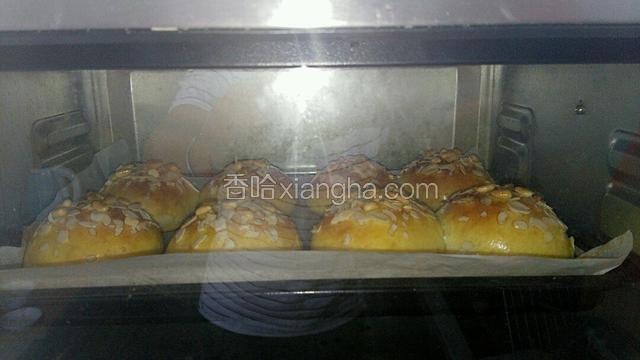 放进提前预热好的烤箱，中层上下火180℃，烤20分钟就可以了