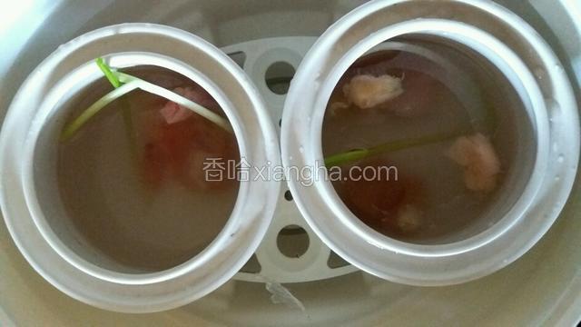 用隔水炖的方法制备些清鸡汤。