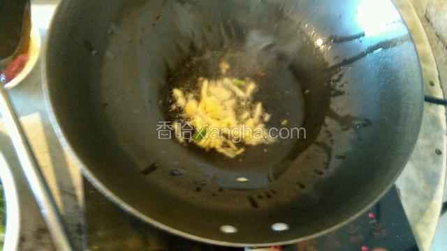 油加热，入姜爆一下。
