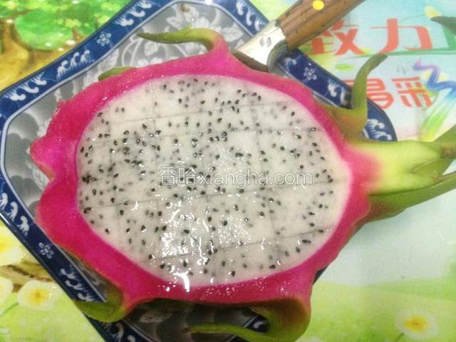 火龙果取一半,在果肉上画格子,取出果肉.