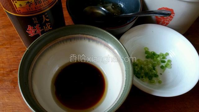 调碗底用10ml葱油和5ml酱油就可以了。
