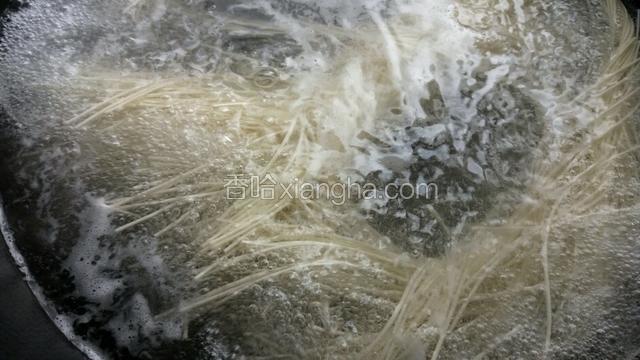 大火煮开多一些水，加少许油和盐将面煮熟，中间打两、三次冷水，面才筋道。