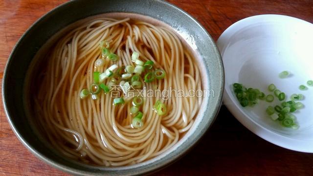 面快熟时用适量滚的清鸡汤冲开碗底，将面挑出，折叠两次码入面碗。