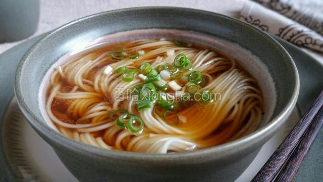 撒上些葱花，趁热吃。