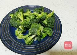 蒜蓉耗油西兰花的做法图解1