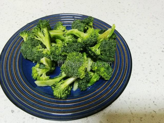 将西兰花掰开，淡盐水泡水分钟，清水冲洗备用