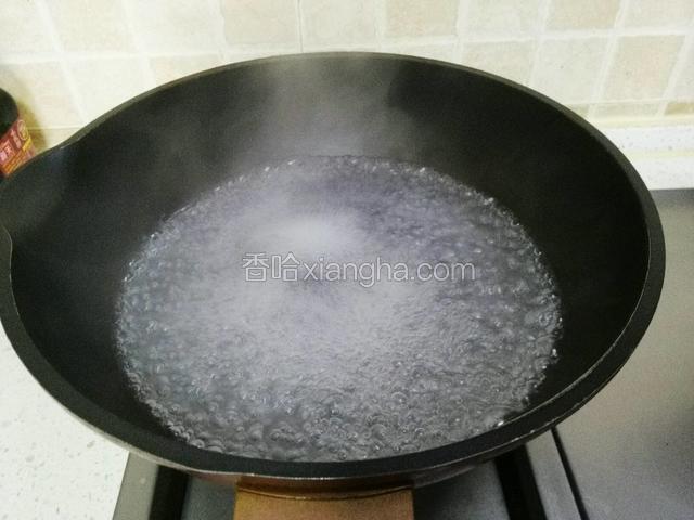 锅中加入漠过西兰花的水烧开