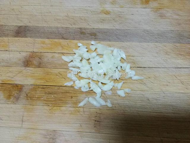 烧水的过程中，将蒜瓣切成蒜末备用