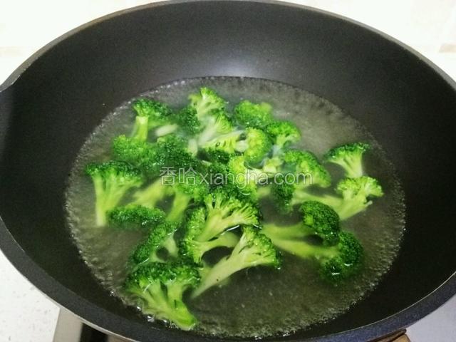 水开后倒入西兰花，放少许盐，翻几下就OK了