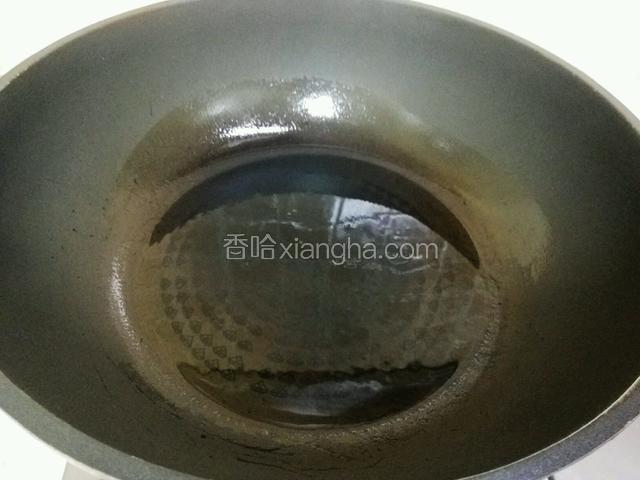 热锅倒入橄榄油，小火