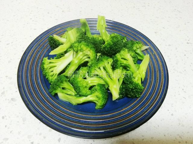 将变翠绿的西兰花捞起沥干水分