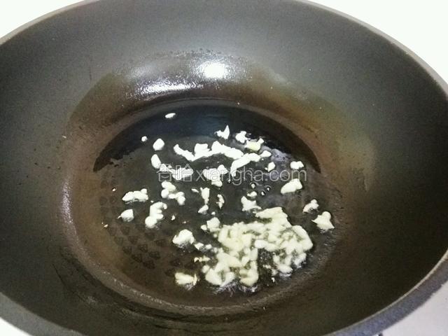放入蒜蓉，炒出香味