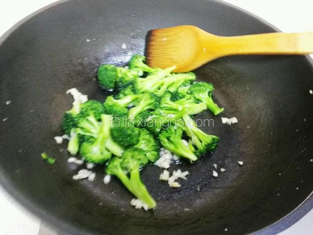 调入少许盐，鸡粉，滴入耗油炒匀就可以啦