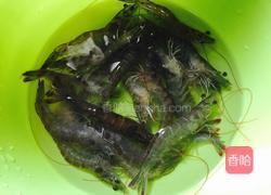 粤式白灼虾的做法图解1