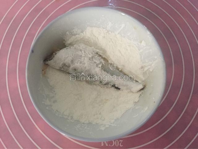 秋刀鱼段裹满淀粉