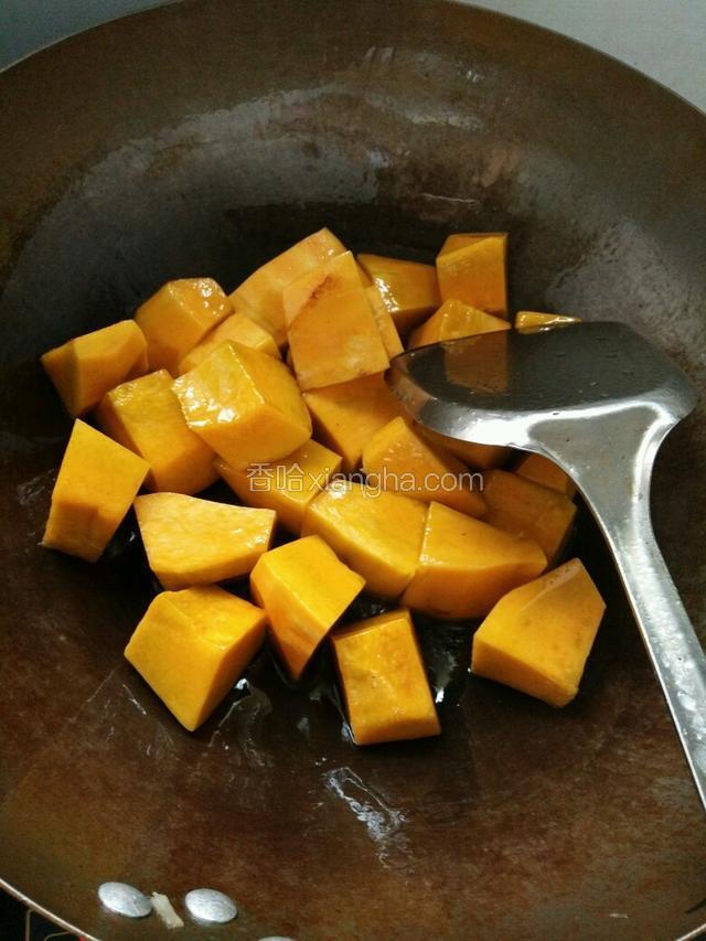 锅中放一点点油炒下南瓜