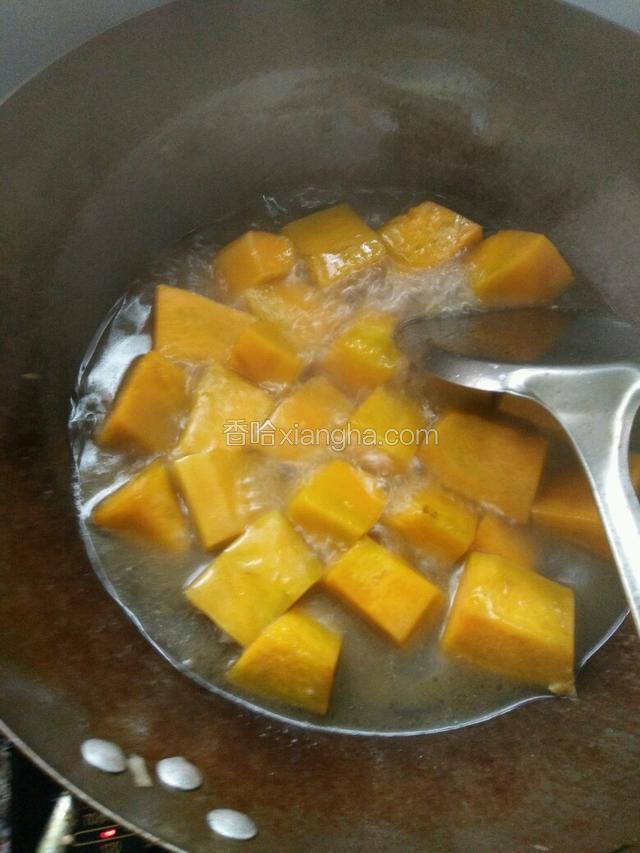 加入清水放少许盐和糖把南瓜煮熟