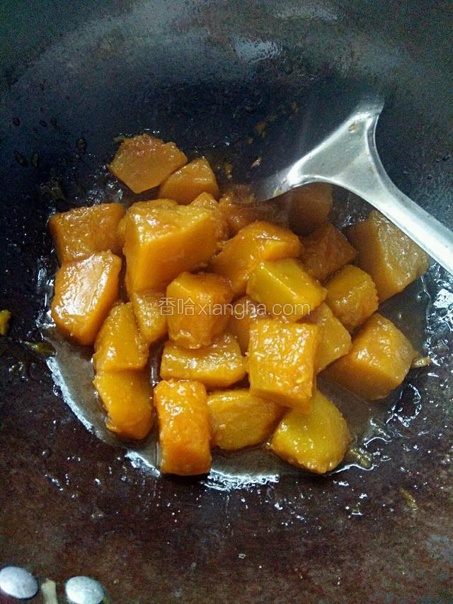 南瓜熟了，水也干的差不多了加酱油炒匀即可出锅。