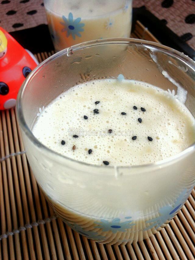 倒杯，撒几粒黑芝麻