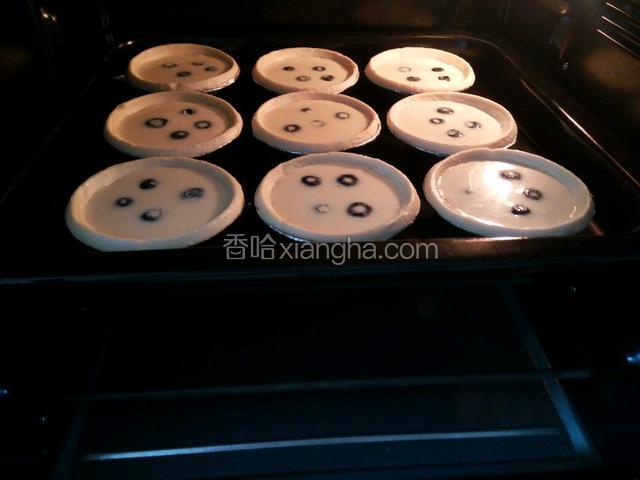 烤盘放入中层烤制，设定180度20分钟