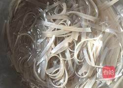 洋葱肉丝炒地瓜粉丝的做法图解1