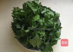 粉蒸芹菜叶的做法图解1