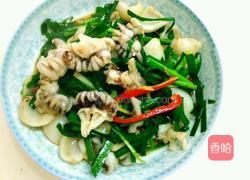 韭菜小炒墨鱼仔的做法图解4