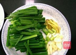 韭菜小炒墨鱼仔的做法图解1