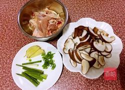 香菇蒸鸡腿肉的做法图解1