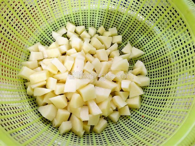 土豆削皮洗净切丁后再清水中浸泡一下然后沥干水分