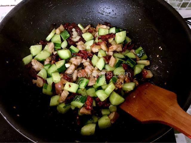肉丁炒好后加入青瓜丁一起翻炒