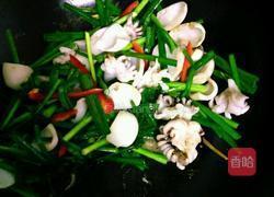 韭菜小炒墨鱼仔的做法图解4